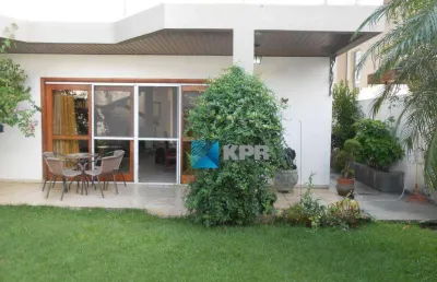 Casa à venda, no jardim das colinas, 330 m², 4 dormitórios, área externa gramada! agende uma visita!