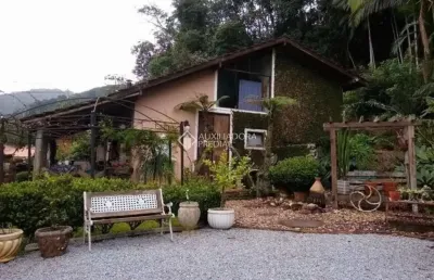 Casa com 2 quartos à venda na coronel antonio lehmkhul, 1956, centro, águas mornas, 165 m2 por r$ 650.000
