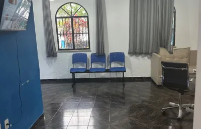 Alugo um imóvel comercial nó vieiralves rua itanana número 11 próximo ao restaurante steak house