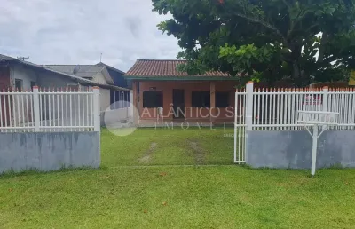 Casa na praia com 3 quartos, 1 sala, 1 cozinha, 1 banheiro social, varanda