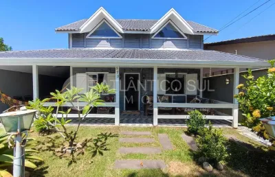 Casa com piscina à venda, 300 metros do mar santa terezinha-pr