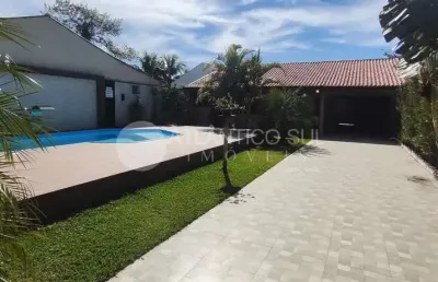 Casa com piscina no primavera a 780 metros do mar em pontal do paraná