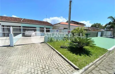 Casa perto do mar com 2 quartos e piscina no gaivotas, matinhos - pr