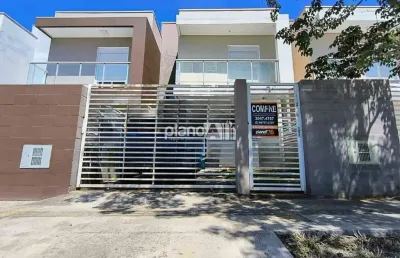 Sobrado 2 suítes, sala de estar e jantar, cozinha, lavanderia individual, lavabo e vaga de garagem.