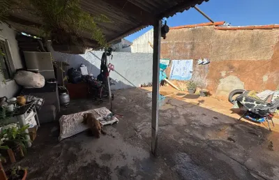 Casa com 3 quartos à venda na Rua Liopino Lourenço de Araújo, Parque das Laranjeiras, Uberlândia
