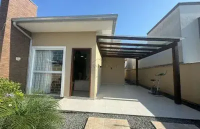 Casa à venda em tijucas, lot. bosque da mata - areias, com 2 quartos, 90m²