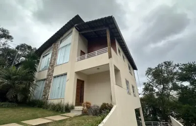 Casa ampla em condomínio fechado! arejada, ventilada e com uma vista incrível!