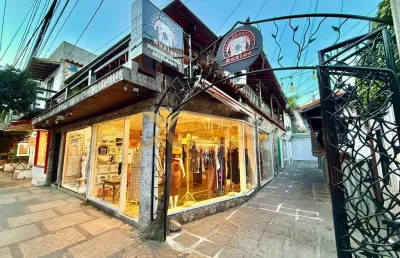 Galeria à venda com 7 lojas locadas e casa com piscina na rua das pedras,rj