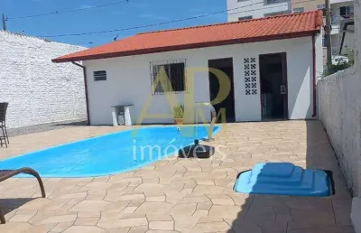 Casa à venda com piscina, edícula e sozinha no terreno na barra do aririu