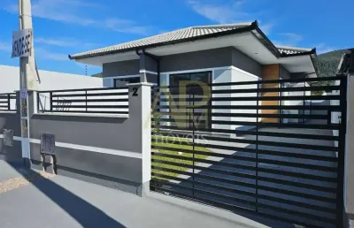Casa nova à venda com 2 dorm (1 suíte) e passagem lateral no bosque de sj