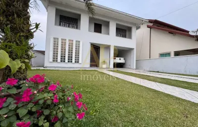 Casa à venda: 3 dorm (1 com closet), amplo terreno na praia joão rosa
