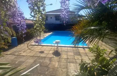 Casa solta em rua pública no centro de lauro de freitas com 3 quartos e 1 suíte com piscina privativa para venda na rua waldemar do espirito santo