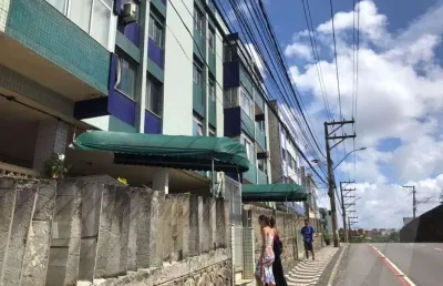 Apartamento com 2 quartos e dependência completa em amaralina para venda na rua visconde de itaborahy no edifício bermudas