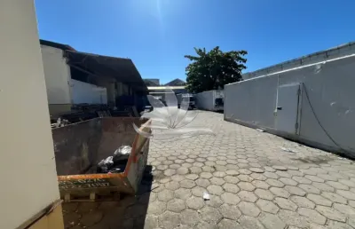 Galpão com terreno de 1.500 m² com câmara fria excelente localização.