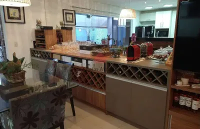 Sobrado à venda em condomínio fechado, com área gourmet com churrasqueira e piscina,  em loteamento