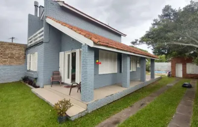 Linda residência em alvenaria, localizada no centro de imbé!