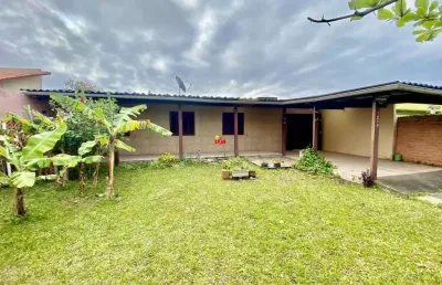 Casa de 03 dormitórios próximo a plataforma de tramandaí, no bairro zona nova!
