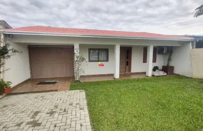 Casa 03 dormitórios ao lado de avenida principal e próxima do mar!