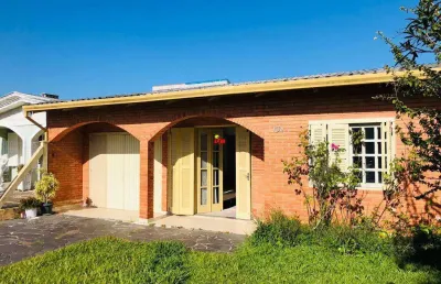 Casa de 03 quartos, próximo ao fórum de tramandaí, zona nova!