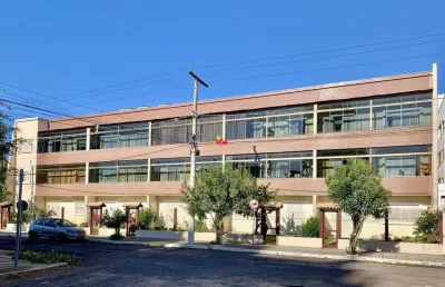 Apartamento de 02 dormitórios com sacada no centro de tramandaí