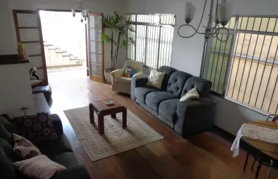 Oportunidade imperdível: amplo sobrado com vista panorâmica!