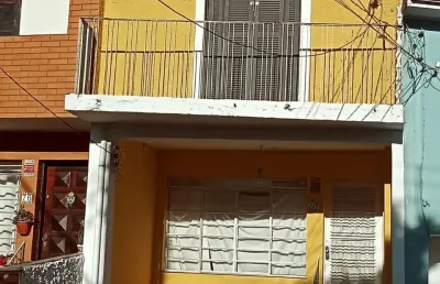 Sobrado com 2 dormitórios e 2 vagas em rua sem saída no alto da lapa