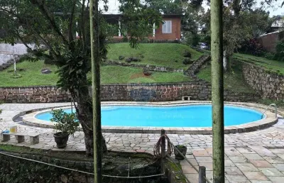 Linda casa de campo em teresópolis, com um rio, campo de futebol piscina e um grande galpão.