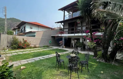 Linda casa de três andares, com 5 quartos, uma área gourmet e piscina, em itaipu.