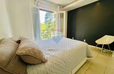 Casa em condomínio fechado, conceito sítio, com mais de 1.800m2 e arquitetura moderna com 03 quartos sendo 02 suítes por apenas r$ 779.000,00.