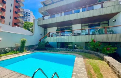 Maravilhosa casa moderna, de luxo, com 3 andares, 4 suítes, piscina, sauna, sala de jogos e elevador. viagem, niterói