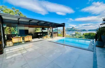 Casa exclusiva de alto padrão em charitas, todos os cômodos com vista mar, 04 suítes, sendo 02 c/ closet e duas vagas.