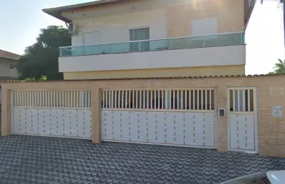 Casa sobreposta a venda no bairro do tude bastos, em praia grande/sp - 2 quartos e 1 vaga de garagem não demarcada