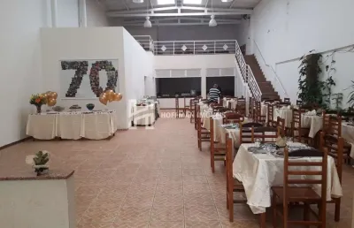 Casa com salão livre e mezanino p/ uso comercial, ou reversão para residencial.