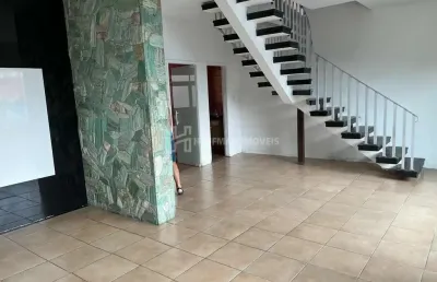 Sobrado com 03 dormitórios, 01 suíte e 06 vagas no bairro cerâmica