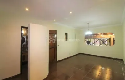 Casa térrea com 03 dormitórios, 02 suítes, 02 vagas + edícula à venda no bairro santa paula - scs !!