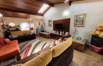 Sobrado com 200m², 2 quartos, salão de festas com área de churrasqueira e 2 vagas na vila assis em mauá - sp