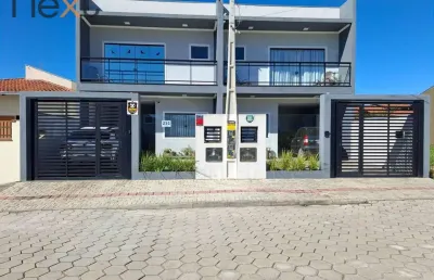 Sobrado geminado com 130,8 m2 de área construída contendo