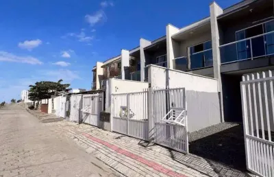 Sobrado espaçoso no itacolomi, piçarras: conforto e privacidade com duas suítes!