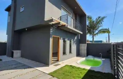 Sobrado moderno com piscina a apenas 900 metros da praia