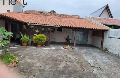 Casa espaçosa e aconchegante em barra velha: lazer completo no quintal!