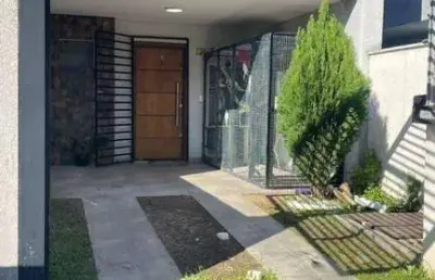 Sobrado mobiliado em piçarras: 2 suítes, living integrado e área gourmet!