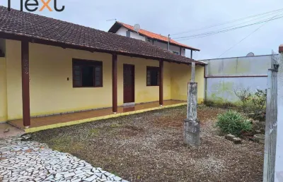Casa com excelente localização a apenas 1,5 km da praia em penha