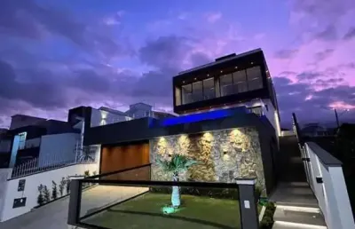 Casa de alto padrão com 3 suítes na pedra branca - palhoça/sc