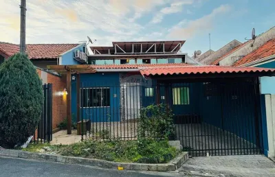 Casa térrea em condomínio com mezanino, totalmente mobiliada, com hidromassagem na suíte e com energia solar no bairro alto em curitiba,