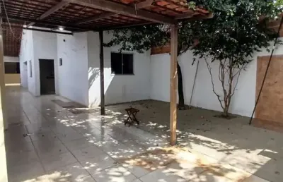 Casa ampla à venda no setor monte azul-2 quartos e 3 banheiros