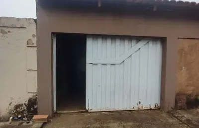 Venda: 2 lotes juntos com construção, 500m², próximo à faculdade padrão