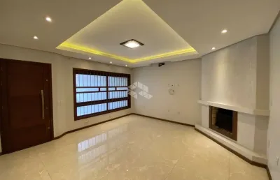 Belíssima casa nova com 235m² de área construída, perfeita para a sua família!