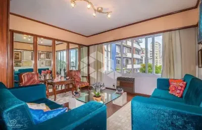 Apartamento com três quartos, em andar alto, no moinhos de vento