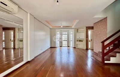 Casa em condomínio com três quartos, suíte e duas vagas, no tristeza