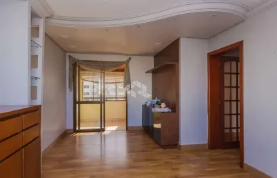Apartamento com três quartos, suíte, churrasqueira e vaga, na cidade baixa